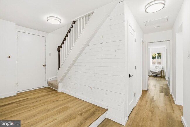 Building Photo - 1527 Hiddenbrook Dr