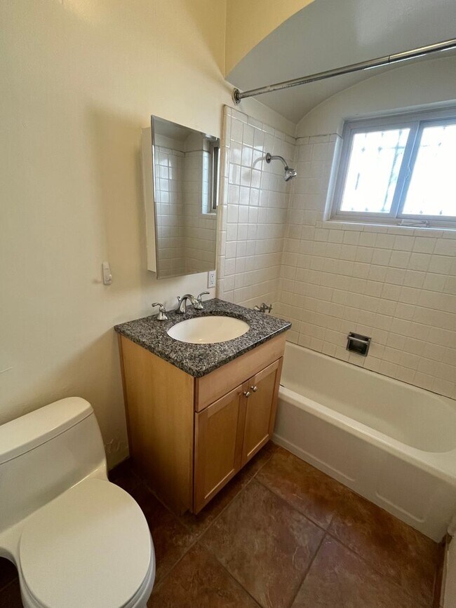 Building Photo - 3 Bedroom 2 Bathroom Charmer In Nob Hill!