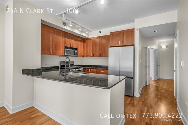 Building Photo - 744 N Clark St
