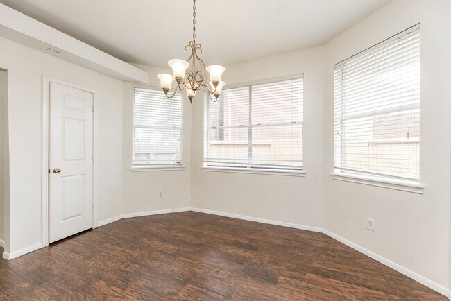 Building Photo - 910 Presley Way