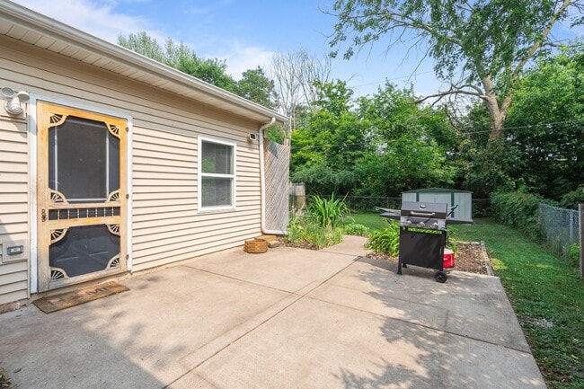 Building Photo - UPDATED 3 BR/1 BATH CENTRALLY LOCATED IN GREEN BAY