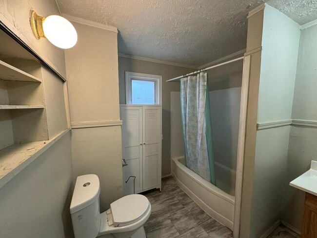 Building Photo - 14088 Roselawn St