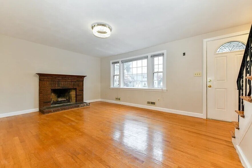 Building Photo - 14 Grassmere Rd
