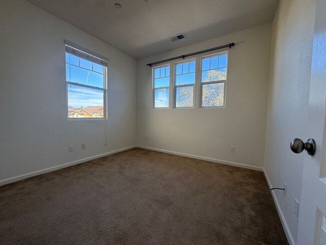 Building Photo - Gorgeous 4 Bedroom Home! Close to Great Sc...