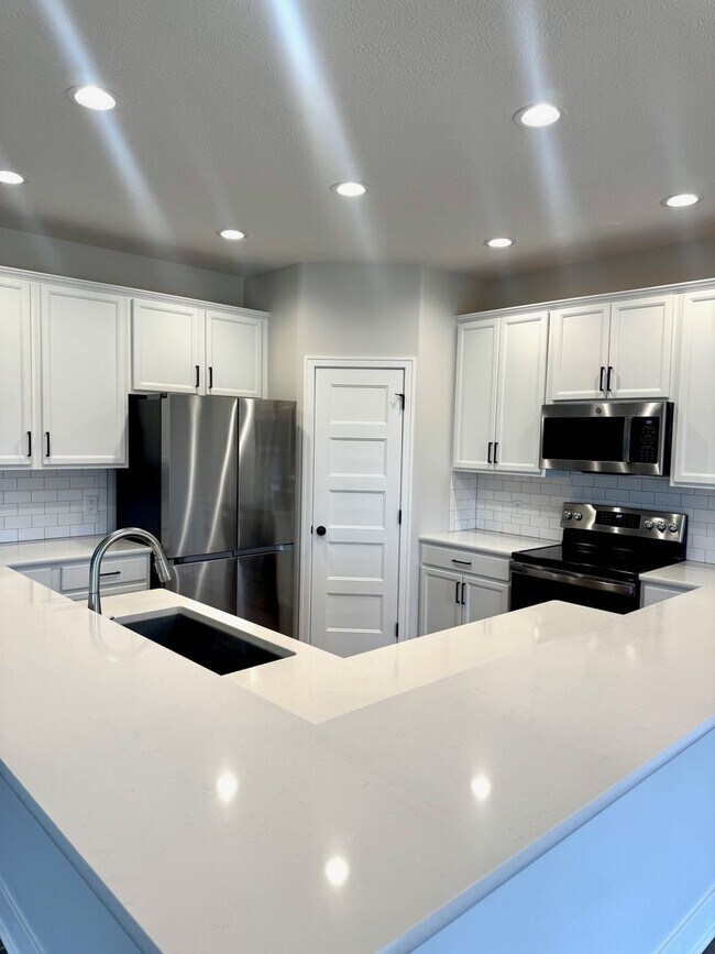 Building Photo - Spacious Ranch Home  5 Bedrooms  3 Bathrooms  3,163 Finished Sq Ft