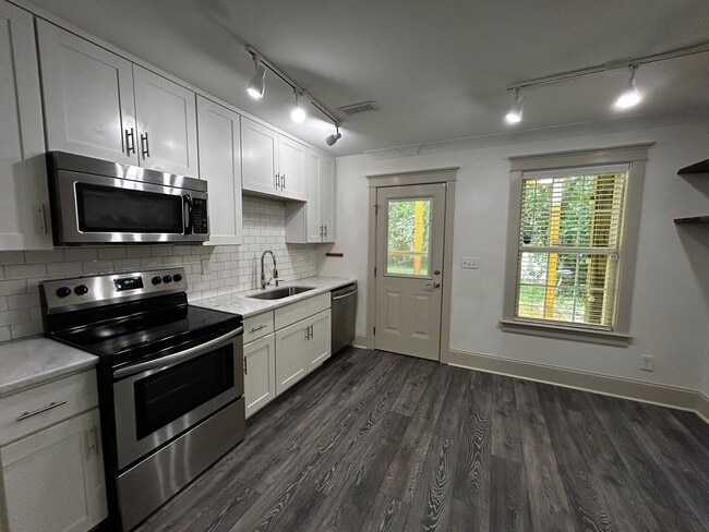 Building Photo - Gorgeous 4 Bedroom Home in Belmont Neighbo...