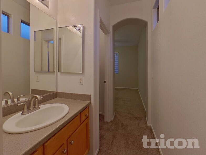 Building Photo - 735 S Bedford Dr