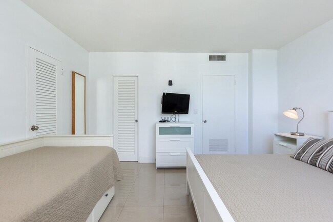 Building Photo - 3901 S Ocean Dr
