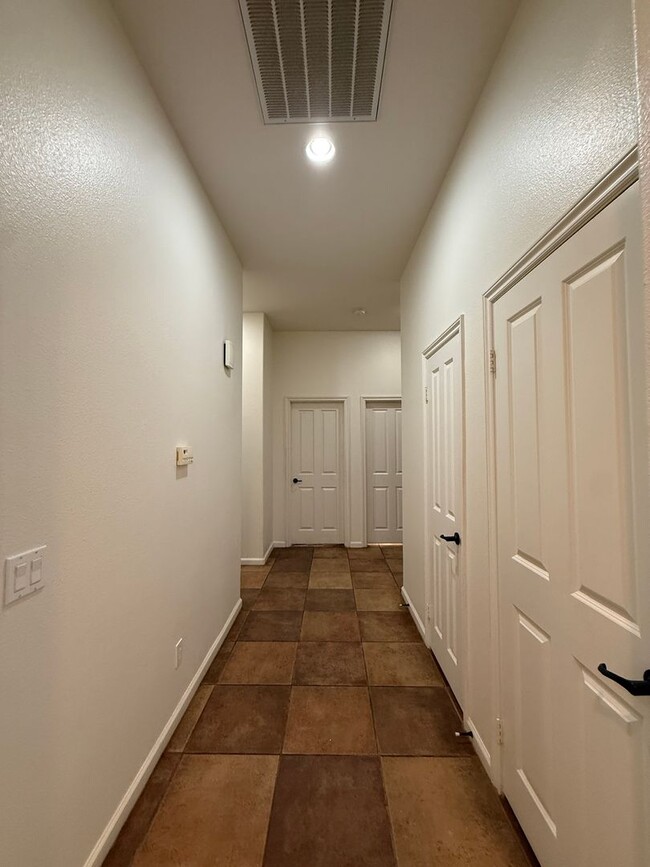 Building Photo - Centrally Located Single Story Home in Traditions