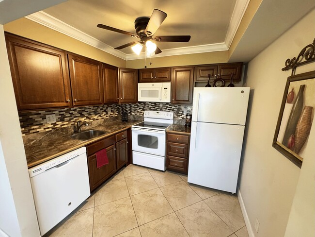 Building Photo - 984 Normandy Ln