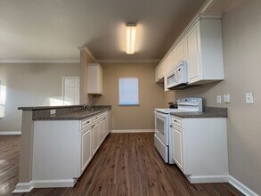 Building Photo - One Bed Condo in Gated Davis Oaks Community