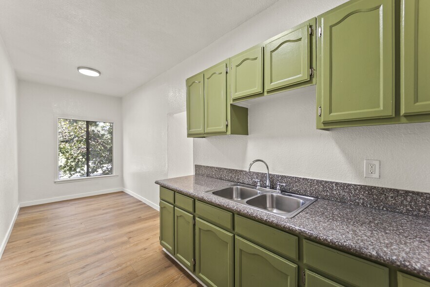 Building Photo - 5391 Huntington Dr N