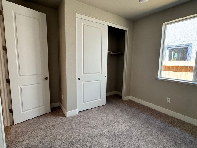 Building Photo - 4 BED | 2.5 BATH | SINGLE-STORY