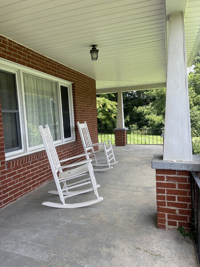 Building Photo - 3 bedroom, 2 bath 15 MINUTES  to Asheville...
