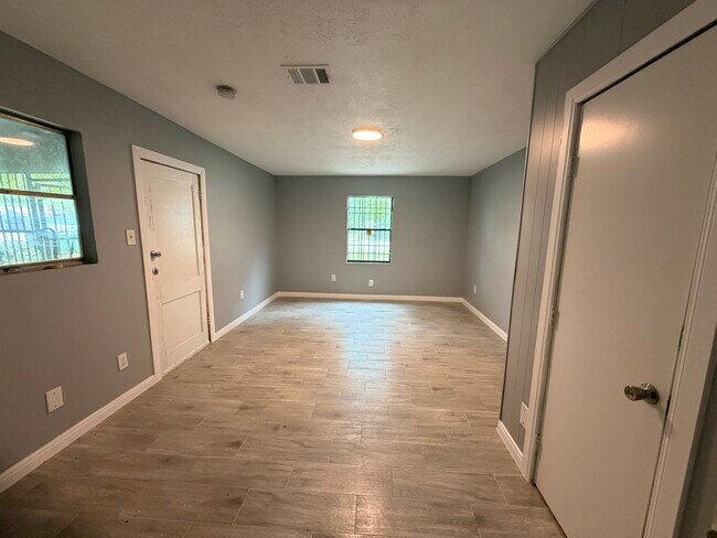 Building Photo - 222 E John Alber Rd