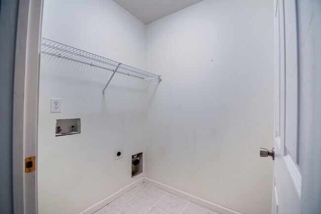 Building Photo - 3 Bedrooms and LARGE Backyard