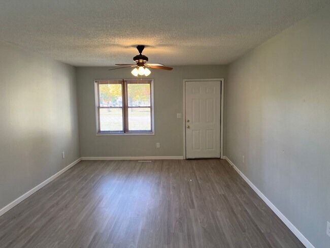 Building Photo - 3710/3714 N Farm Rd 165