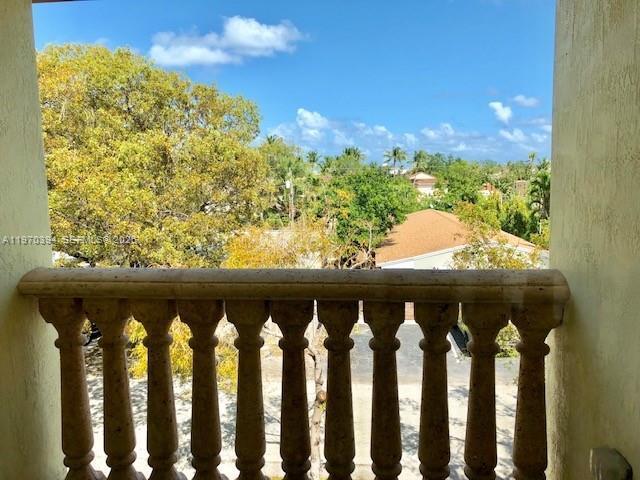 Building Photo - 621 NE 8th Ave