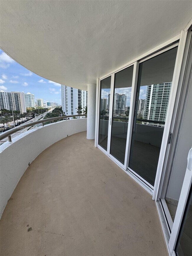 Building Photo - 15645 Collins Ave