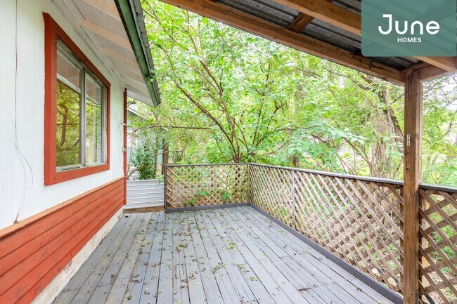 Building Photo - Queen room in 3-bed/1.5-bath Home