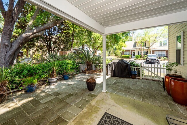 Building Photo - 7988 Shadow Oak Dr