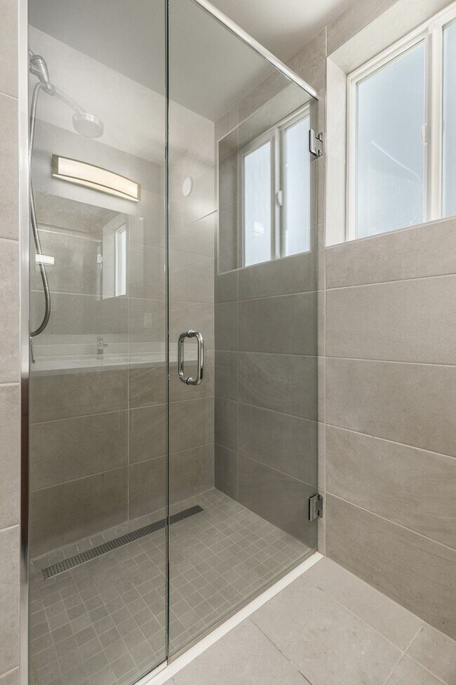 Building Photo - Gorgeous Studio in SW Seattle