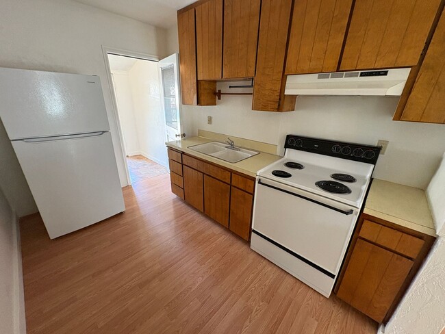 Building Photo - COZY 1 BEDROOM, 1 BATH APARTMENT LOCATED I...
