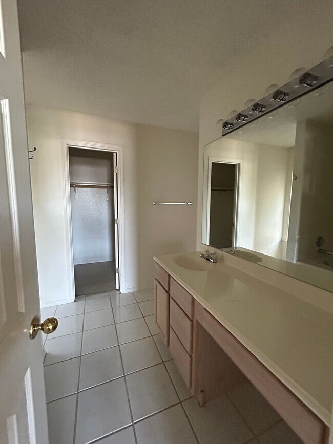 Building Photo - Spacious 4-Bedroom, 2.5-Bath Home in Plant...