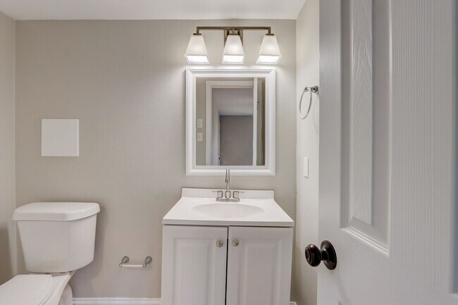 Building Photo - 5814 Sandhurst Ln