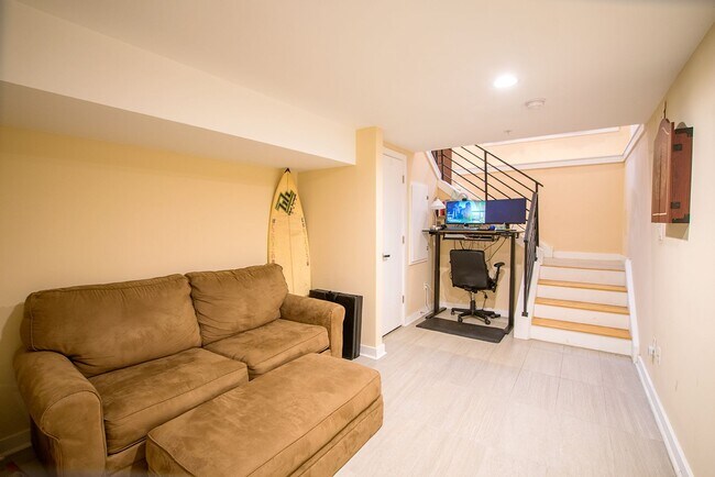 Building Photo - Graduate Hospital Three Bedroom Home