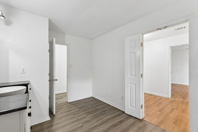 Building Photo - 2326 28th Ave N