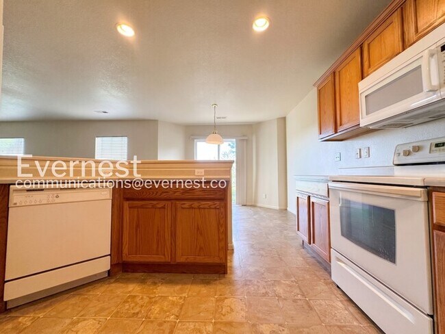 Building Photo - 3 Bed/2.5 Bath Home with Fenced Yard & Garage / Available Now!