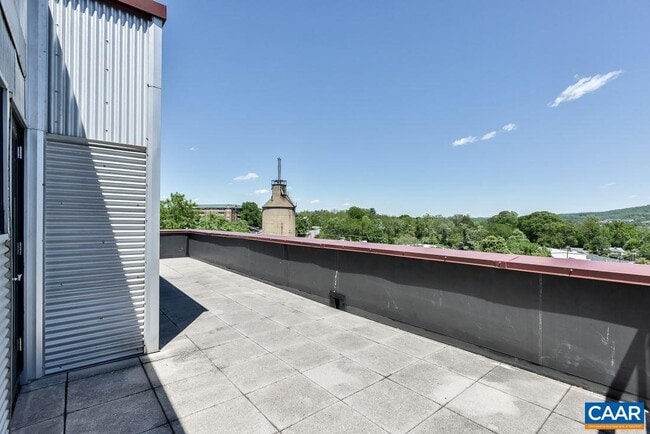 Building Photo - 200 Douglas Ave