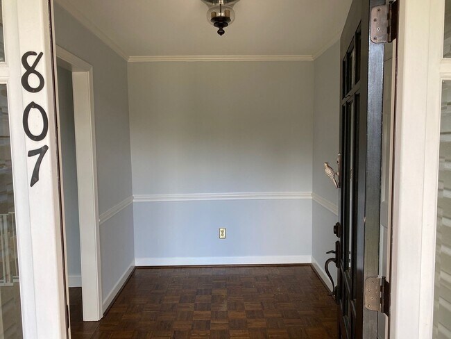 Building Photo - A little slice of paradise within minutes to downtown Greenviille