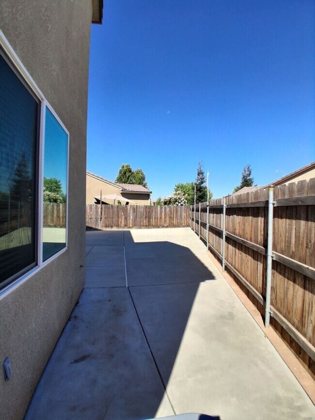 Building Photo - Beautiful 4 Bed / 3 Bath Home in Desirable Clovis Neighborhood