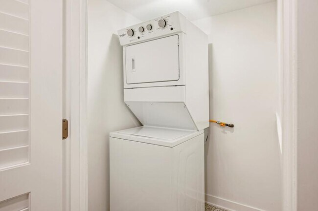 Building Photo - 2 bedroom in Chicago IL 60657