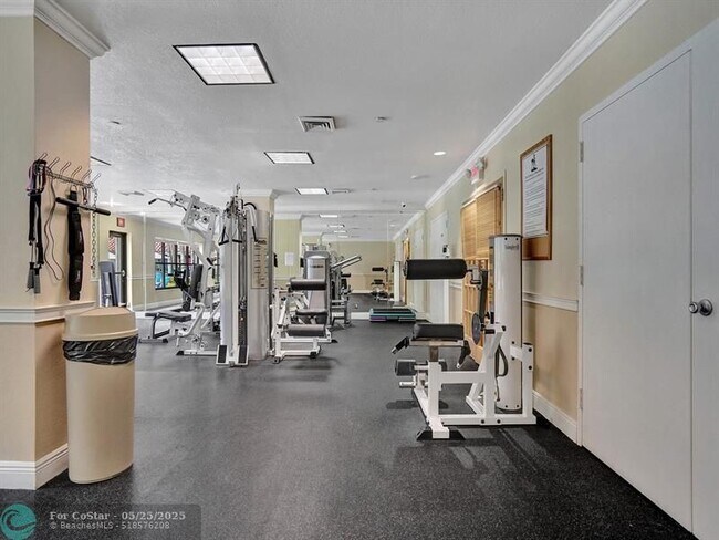 Building Photo - 3200 Port Royale Dr N