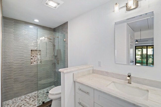 Building Photo - 131 Palm Ave