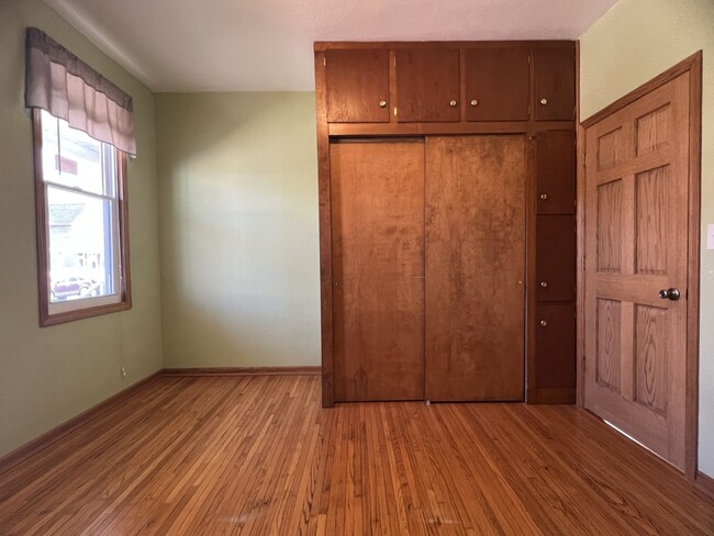 Building Photo - DUBUQUE:  NICE Duplex, hardwood floors, Ce...