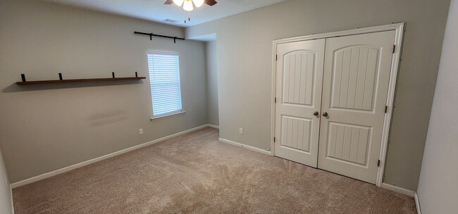 Building Photo - 3 Bedroom 2 bath Across the street from Fo...