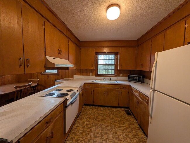 Building Photo - Available to Show