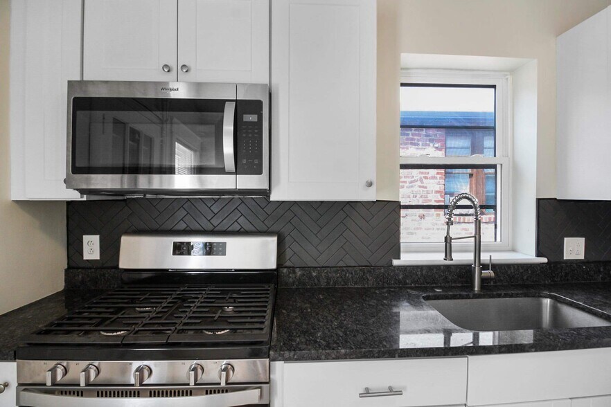 Building Photo - 7104 Tulane Ave