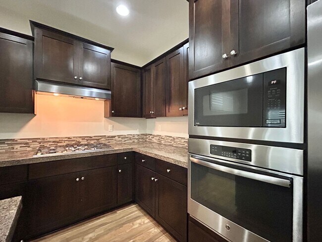 Building Photo - Gorgeous 4 Bed, 2.5 Bath Tuscany Home!