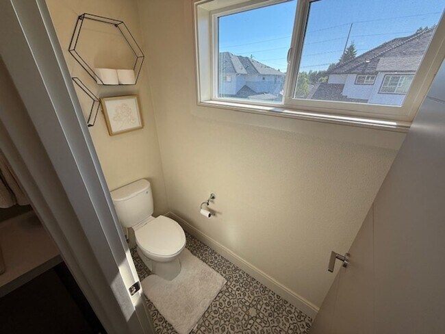 Building Photo - Available September 1, 3 bed 2.5 bath