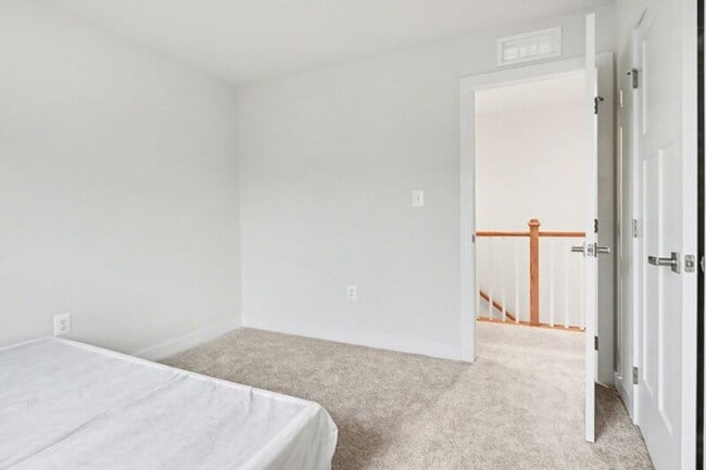 Building Photo - 484 Bridgepoint Dr