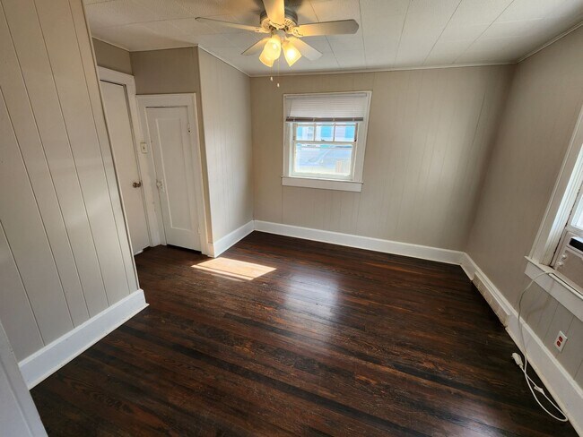 Building Photo - Spacious 3-Bedroom, 1-Bathroom Home AVAILA...