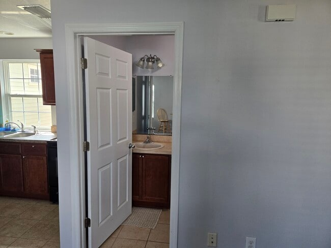 Building Photo - Private FishHawk Studio – Full Kitchen, Bath & Laundry