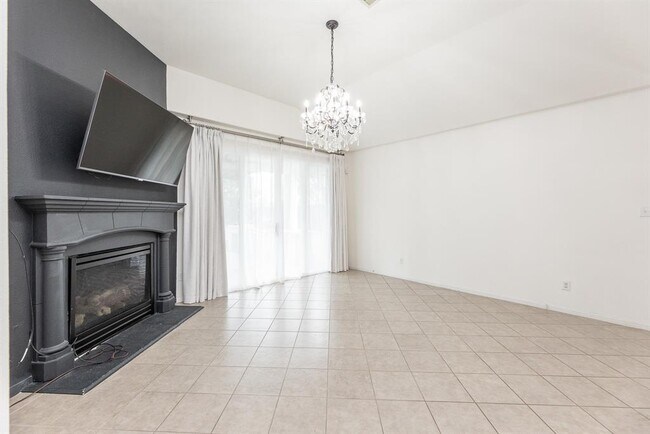 Building Photo - 25951 Ravenside Dr