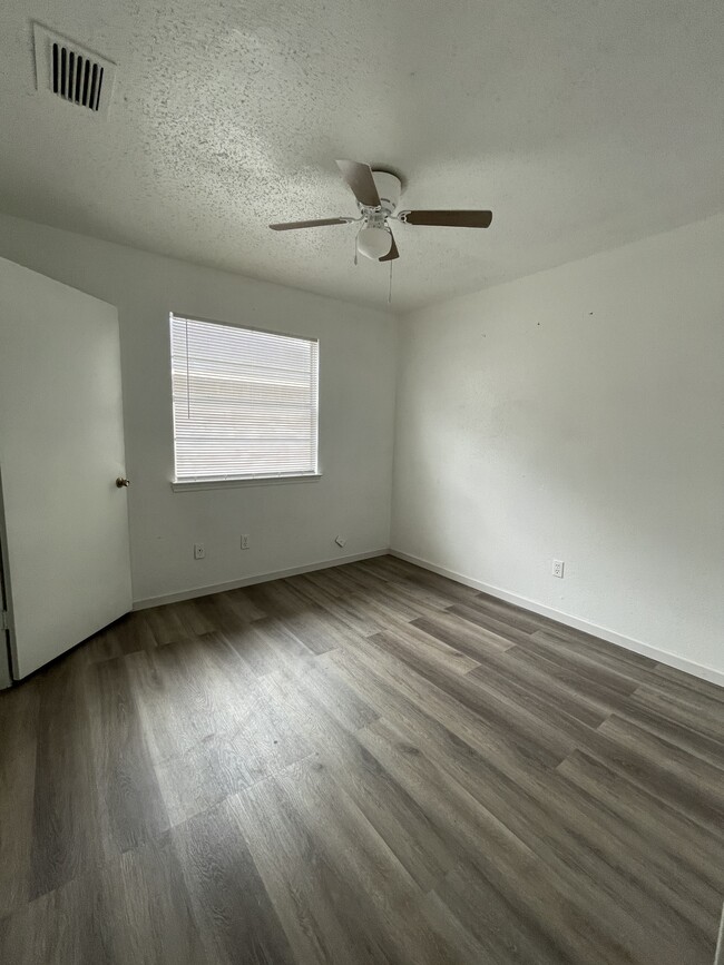 Building Photo - 2730 Mud Lake Dr