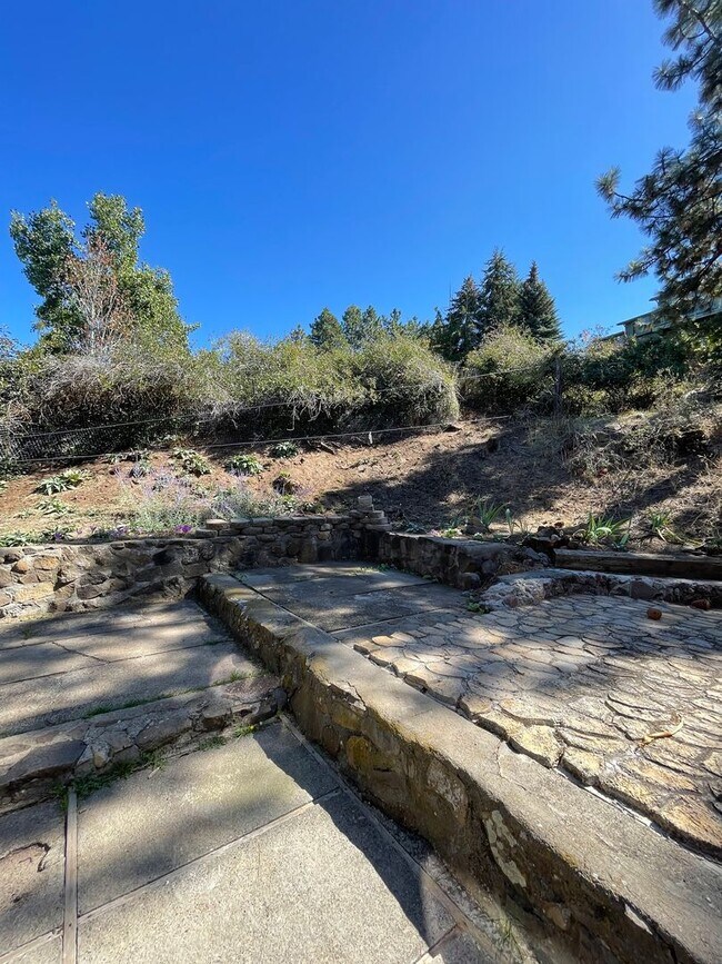 Building Photo - Lakeview 4-Bedroom Home Steps from Moore Park – Updated Throughout! 2.8 miles from Sky Lakes and OIT